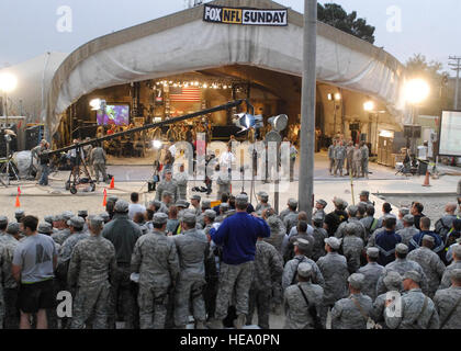 L'AIR DE BAGRAM, Afghanistan -- se félicite de Bagram Jay Glazer, Howie Long, Terry Bradshaw, Michael Strahan, Jimmy Johnson, et Curt Menefee. Les membres de l'équipe Fox NFL Sunday" est venu en visite avec les aviateurs, soldats, marins et Marines de remonter le moral. "L'équipe de Fox NFL Sunday" est prévue pour diffuser en direct le 8 novembre, 2009 à partir d'ici. Juenke Senior Airman Felicia) Banque D'Images