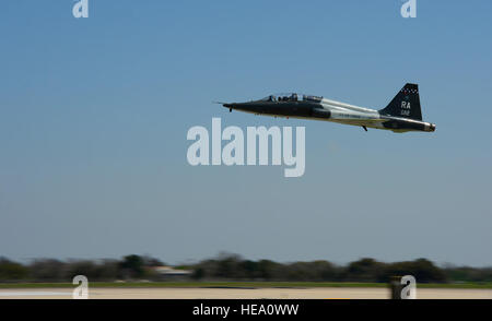 Le lieutenant-colonel Joel Deboer, 560th Escadron d'entraînement au vol, commandant et Paul Granger, ancien pilote de B-52 Stratofortress, décolle dans un T-38 Talon at Joint Base San Antonio-Randolph, Texas, le 3 mars 2016. Le 560th a volé FTS Granger autour de San Antonio dans le cadre de la réunion de la liberté Flyer, une célébration annuelle reconnaissant le service de l'Armée de l'air de prisonniers de guerre pendant la guerre du Vietnam. Le 20 décembre, 1972, Granger a été abattu près de Hanoi au Vietnam du Nord tandis qu'il était sur une mission de combat dans le cadre de l'opération Linebacker II. L'opération Linebacker II était une série de bombardements menée dans un effort Banque D'Images