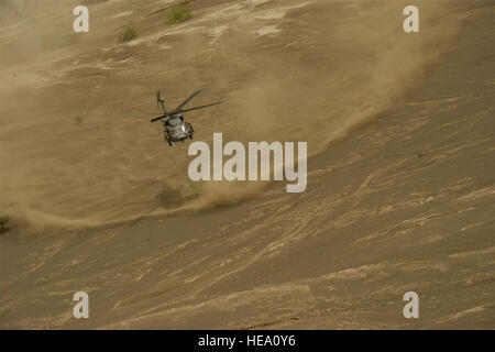 Un HH-60 Pave Hawk de la 303e Escadron de sauvetage expéditionnaire près de Camp terres Lemonnier, Djibouti, au cours d'une mission de formation conjointe avec l'Armée de l'air française, le 8 septembre 2013. L'exercice d'entraînement entre le HH-60 et d'avions de chasse Mirage 2000-5 impliqué une simulation de scénario de sauvetage hostile à la pratique des forces permettant aux deux aéronefs de faible niveau des techniques d'évasion fiscale. Le s.. Julianne M. Showalter) Banque D'Images