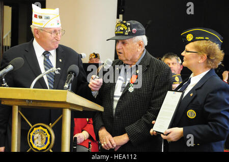 Larry Vetter, le Dakota du Nord Ministère de la Légion américaine, commandant de la gauche, et Linda Wharley, la Fargo American Legion Post 2 Commandant, regardent le Conrad 'Connie' Newgren parle au cours d'une cérémonie de remise de prix le 11 novembre à la Grafton Gilbert C. Poster 2 American Legion, Fargo, N.D. Newgren est présenté la Médaille de la Légion d'honneur française, qui est la plus haute distinction que la nation de la France a à offrir, pour les 'valeureux' d'action pendant la Seconde Guerre mondiale. Newgren a servi comme d'une salle de 1re classe dans la 3ème Division d'infanterie, et l'on pense être le dernier survivant des états de service d'avoir servi épaule Banque D'Images