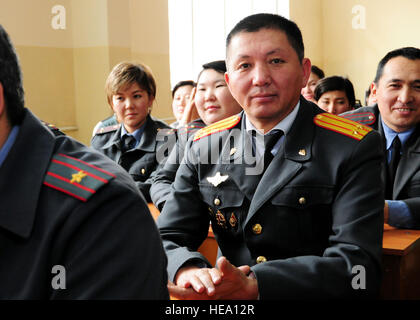 Instructeur de l'école de police, Abdyrazak Turdubaev, applaudit après un jeu par 'Aire Celtique', l'US Air Forces Central bande d'affaires publiques, à l'académie à Bichkek, Kirghizistan, 28 janvier. Les performances de l'académie a été l'un des cinq représentations le groupe va jouer dans la communauté kirghize local. Airman Senior Nichelle Anderson/libérés) Banque D'Images