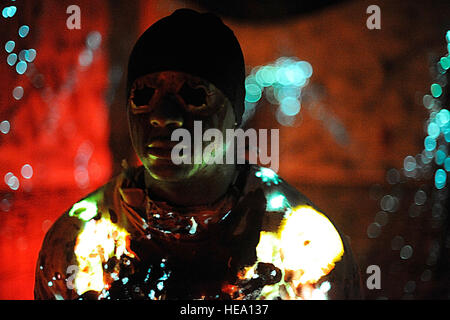 Le s.. Dwayne Harrell attend les visiteurs peu méfiants à son tour l'article de une maison hantée à Joint Base Balad, l'Iraq, le 1 novembre 2008. Des volontaires de l'Armée de l'air et de l'armée mis en place à l'intérieur de la maison hantée Holt, stade d'effrayer les membres du service et les entrepreneurs de l'Halloween et la nuit après. Harrell, un chef de projet avec le 332e Escadron des communications de la Force expéditionnaire du Canada, est déployée à partir de la Base aérienne de Little Rock, Ark. sa ville natale est l'État de Washington. Banque D'Images