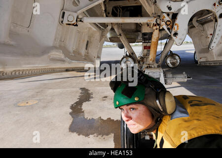 La Marine américaine, le Maître de 3e classe Brittney Mueller, de l'Escadron de patrouille 9 machiniste aviation mate, effectue une inspection prévol avant le décollage du Camp Lemonnier, Djibouti, le 11 janvier 2014. L'escadron, déployés à partir de la Base du Corps des Marines, La Baie de Kaneohe, Hawaii fonctionne Lockheed Martin's P-3C Orion, un quatre turbopropulseurs et anti-sous-marine des avions de surveillance maritime à l'appui de la Combined Joint Task Force-Horn of Africa missions. Le s.. Christopher brut) Banque D'Images