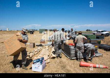 Aviateurs de la 349e Escadron de soutien de la Force décomposent et pack tous les équipements qui est la seule cuisine expéditionnaire sur palettes 6 juin au cours de l'Armée de l'air Code Spécialité week-end à Travis Air Force Base, en Californie. Environ 20 membres de la FSS a appuyé plus de 40 défenseurs dans le domaine. Le s.. Christopher Carranza) Banque D'Images