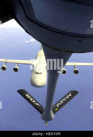 Région du Pacifique (AFIE) -- une armée de l'air KC-135 Stratotanker se prépare à ré-alimenter un C-5 Galaxy sur l'océan Pacifique à l'appui de l'opération Enduring Freedom. Ravitaillement en vol des équipages et des aéronefs sont déployés dans la région du Pacifique soutien à la guerre contre le terrorisme. Le s.. Scott Seyer) Banque D'Images