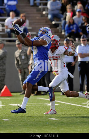 Le récepteur Falcons Wide de l'U.S. Air Force Academy fait un match décisif contre les Lobos de l'Université du Nouveau-Mexique au Falcon Stadium, Colorado Springs, lors d'un match de football universitaire. Banque D'Images