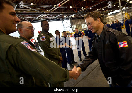 Gary Sinise,(Droite) Emmy/Golden Globe-acteur primé, et le bassiste pour le lieutenant Dan Band, serre la main du pilote de la Garde côtière des États-Unis, le lieutenant Mark Heussner, 25 juin 2012 à la station de la Garde côtière canadienne, Kodiak en Alaska. Sinise et le lieutenant Dan Band sont en Alaska sur une tournée de trois pour les militaires les militaires et leurs familles le lieutenant Dan Band ont effectué de nombreux concerts à travers le monde pour montrer leur soutien aux membres de l'armée américaine. ( U.S. Air Force Tech. Le Sgt. Michael R. Holzworth Banque D'Images