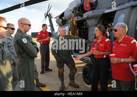 Maxwell AFB, Ala.- a pris sa retraite de l'Armée US Brig. Le général Rhonda Cornum (2e à partir de la droite), parle aux membres de l'Air Base Foroce Moody 41e Escadron de sauvetage aux côtés de leurs HH-60G Pavehawk hélicoptère de recherche et sauvetage de combat pendant le barbecue en l'honneur du rassemblement de 2012 Eagles panélistes le 8 juin 2012. Cornum, un ancien prisonnier de guerre pendant la guerre du Golfe, est l'un des 14 experts en vedette cette année. Son mari Kory (chemise rouge au milieu) est allé(e) à avec elle. Ainsi que son invité spécial M. Mudhafar Kaboush (droit) ; il est le chirurgien irakien qui l'a traitée alors qu'elle était un prisonnier de guerre. (Air Force Wendy S Banque D'Images