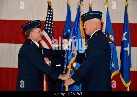 De gauche à droite, le chef d'état-major de la Force aérienne Le Général David L. Goldfein passe le guidon du Air Force Space Command, le général John de Raymond à la base aérienne Peterson, au Colorado, le 25 octobre 2016. Raymond était auparavant le chef de cabinet adjoint pour les opérations, l'Administration centrale de la Force aérienne. (U.S. Air Force Photo/Craig Denton) Banque D'Images