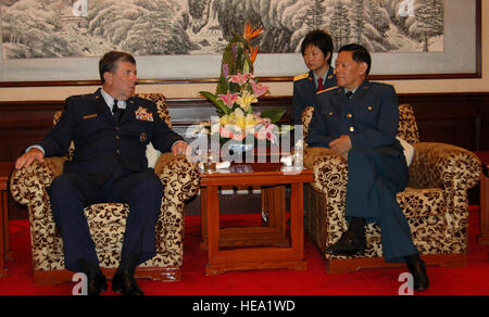 Général Paul C. Hester traite de l'engagement militaire avec le général chinois Ge Zhenfeng 24 juillet au 1er août la construction de l'état-major général commande dans Beijing. Général Hester est commandant de Pacific Air Forces armées, et le général Zhenfeng est le sous-chef d'état-major général, le commandement de l'Armée populaire de libération. Le major Yao Rong de la People's Liberation Army Air Force fournit une interprétation. Le major Ray Truong) Banque D'Images