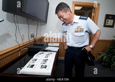 Le général de l'armée de l'air japonais Shigeru Iwasaki, chef d'état-major de l'armée de l'air japonaise, et chef de l'état-major interarmées des forces armées japonaises, rit de voir son air de la catégorie de l'Annuaire du Collège de commandement et coulisses de l'Auditorium du bois au cours de la visite à l'Iwasaki Air Command and Staff College à Maxwell Air Force Base, Alabama, le 21 août, 2012. Iwasaki était venu rendre visite à l'Honneur International Chambre de l'agent International School et la parole à l'Air Command and Staff College. Melanie Rodgers Cox Banque D'Images