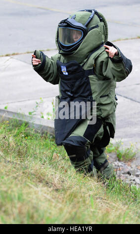 Royal Air Force Air Cadet Cpl. Charlotte Bennetts grimpe une colline dans une bombe Explosive ordnance disposal costume qui pèse environ 75 livres au cours d'une visite le 14 juillet à base aérienne de Ramstein, en Allemagne. Les cadets de la RAF visité Ramstein AB pour une semaine de perfectionnement en leadership et formation des compétences d'urgence. Airman Senior Nathan Lipscomb) Banque D'Images