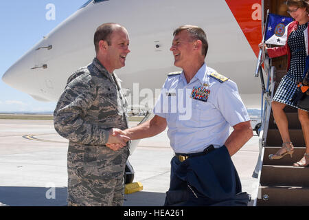 Adm. Paul Zukunft, Commandant de la Garde côtière américaine, arrive et est accueilli par le colonel Douglas Schiess, 21e Escadre, l'espace à la base aérienne Peterson, au Colorado, le 12 mai 2016. Zunkunft est d'assister à la défense aérospatiale de l'Amérique du Nord et le Commandement du Nord des États-Unis. Zunkunft mène l'élément le plus important du Département de la sécurité intérieure, composée de 88 000 personnes, y compris le service actif, réserver, civils et membres bénévoles. Airman First Class Dennis Hoffman Banque D'Images