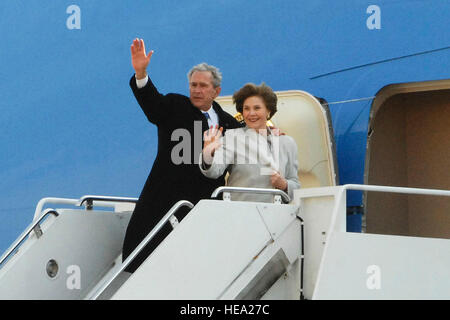 L'ancien président George W. Bush et la Première dame Laura Bush donner une dernière vague à la foule de plus de 1 000 personnes se sont réunies à Andrews AFB, MD, pour leur souhaiter un au revoir avant leur départ définitif à bord d'Air Force One. Le Président et Mme Bush sont dirigés à Dallas, TX, où ils vont résider après huit années de vie dans le bureau ovale. Le Sgt Tech. Craig Clapper) Banque D'Images