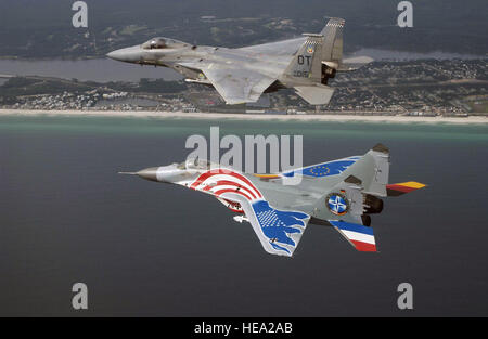 Une russe peint conçu MiG-29 piloté par Luftwaffer allemand pilot Le Lieutenant-colonel (lcol) Tom Hahn, commandant de l'Escadron (SC) de l'Allemagne (DEV) 73e Escadre de chasse (FW) ou 'Steinhoff', reste en formation avec un US Air Force (USAF) F-15C Eagle piloté par le Major (Maj) Greg Thomas, à partir de la 28e Escadron d'essai (TS), la Nellis Air Force Base (AFB), Nevada, au-dessus du golfe du Mexique au cours d'un exercice de formation conjointe. Banque D'Images