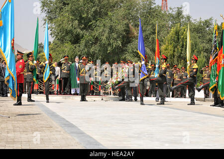 Les participants à la célébration de la fête de l'indépendance de l'Afghanistan organisée au Ministère de la Défense nationale à Kaboul, le 19 août, leurs respects au cours de la lecture de l'hymne national de l'Afghanistan. Marine Corps, le général John R. Allen, commandant de l'OTAN et les troupes de la Force internationale d'assistance à la sécurité en Afghanistan, et l'Ambassadeur des États-Unis en Afghanistan Ryan Crocker a assisté à la cérémonie. Au cours de la célébration, le Président Karzai a placé une couronne de fleurs à la base de l'indépendance de marbre près de memorial son palais. Le jour de l'indépendance afghane est célébré en Afghanistan le 19 août pour commémorer le Traité Banque D'Images