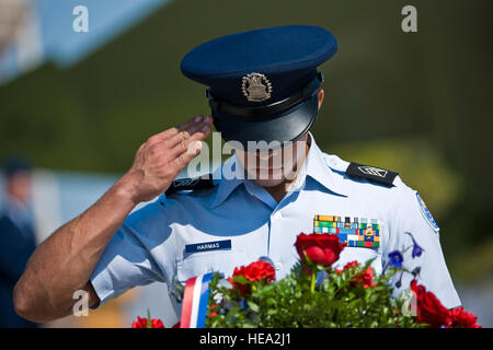 Le capitaine des Cadets Adolfo Harmas, Rancho High School Junior Air Force Reserve Officer Training Corps cadet, rend un hommage à la couronne au prisonnier de guerre/Missing in action de la cérémonie de la Journée de reconnaissance le 16 septembre 2011 à Freedom Park sur la base aérienne Nellis, Nevada La cérémonie comprenait le dévouement d'un POW/MIA guirlande de cérémonie, la récitation des noms des prisonniers de guerre Nevadans qui sont et ceux qui sont toujours portés disparus, une salve de 21 coups d'une partie de tir à la carabine et un F-16 Fighting Falcon flyover. Banque D'Images