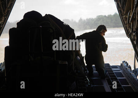 Les cadres supérieurs de l'US Air Force Airman Ron Toia arrimeur avec le 758th Airlift Squadron Pittsburgh Airport Coraopolis, Station de la Réserve aérienne, Pa., prépare pour une moteurs en marche à vide du fret sur un avion cargo C-130 Hercules, 22 juillet 2013. Airman Toia contribue à soutenir le Medic Global en collaboration avec WAREX, un rapport annuel conjoint sur le terrain de la réserve de l'exercice de formation conçus pour reproduire toutes les facettes de la lutte contre l'évacuation aéromédicale théâtre soutien. Tech. Le Sgt. Efren Lopez Banque D'Images