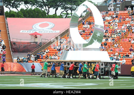 HONOLULU, Hawaii - des soldats américains habillés en tenue Pro Bowl pour préparer la voie à divers actes de divertissement au cours de la 2011 Pro Bowl à l'Aloha Stadium d'Honolulu, Hawaï le 30 janvier. C'est la 31e fois que l'événement a eu lieu à New York, où il a été détenu pendant 30 ans tout droit jusqu'à l'année dernière quand il a eu lieu à Miami, en Floride, dans un effort pour renouveler l'intérêt pour le jeu. Cette décision a été accueillie avec beaucoup de débats et de critiques par les fans et les joueurs et le jeu a été ramené à New York cette année. Hawaï est la maison à beaucoup de militaires américains et leurs familles et beaucoup de ces personnes ont été impliqués Banque D'Images