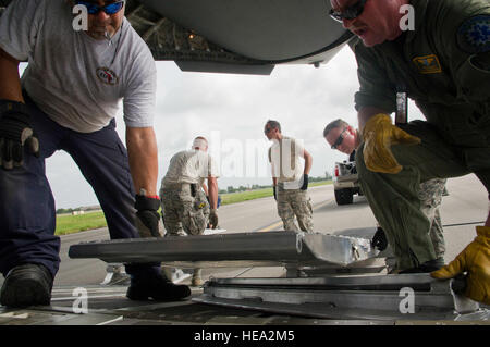 Florida Advanced Surgical et des transports et de l'équipe membres de l'US Air Force avec le 32e Escadron de port aérien, l'Aéroport International de Pittsburgh, la Réserve aérienne Township, en Pennsylvanie, et le 67e Escadron Port Aérien Hill Air Force Base, dans l'Utah., préparer pour charger une Ford 450, full size sur camion à un avion C-17 Globemaster III à la Garde côtière Station Air Miami, Opa-locka, Floride, le 26 juillet 2013. Personnels civils et militaires travaillent ensemble à l'appui de l'exercice guerrier 86-13-01 (WAREX)/exercice Global Medic, 2013. WAREX unités fournit une occasion de répéter des manœuvres militaires et tactiques. Banque D'Images