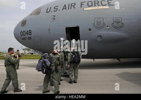 Les membres de la Floride et de l'équipe chirurgicale avancée Transports, bord d'un C-17 Globemaster III de cargo Coast Guard Station à l'Air de Miami, Opa-locka, Floride, le 26 juillet 2013. Personnels civils et militaires travaillent ensemble au cours de l'exercice guerrier 86-13-01 (WAREX)/exercice Global Medic, 2013,. WAREX unités fournit une occasion de répéter des manœuvres militaires et tactiques. Tenu conjointement avec WAREX, Global Medic est un rapport annuel conjoint-terrain conçu pour reproduire tous les aspects du théâtre combattre soutien médical.' Tech. Le Sgt. Efren Lopez Banque D'Images