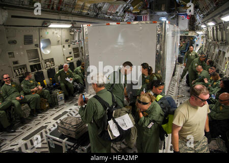 Les membres de la Floride et de l'équipe chirurgicale avancée Transports, bord d'un C-17 Globemaster III de cargo Coast Guard Station à l'Air de Miami, Opa-locka, Floride, le 26 juillet 2013. Personnels civils et militaires travaillent ensemble au cours de l'exercice guerrier 86-13-01 (WAREX)/exercice Global Medic, 2013,. WAREX unités fournit une occasion de répéter des manœuvres militaires et tactiques. Tenu conjointement avec WAREX, Global Medic est un rapport annuel conjoint-terrain conçu pour reproduire tous les aspects du théâtre combattre soutien médical.' Tech. Le Sgt. Efren Lopez Banque D'Images