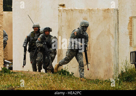 Les soldats de l'Armée américaine affecté à la 83e Compagnie de Police Militaire de passer à des postes d'assaut tout en défendant contre les agresseurs de l'ennemi au cours de la formation tactique de convoi à Fort Hunter Liggett, Californie, le 17 mai 2011, à l'appui de Global Medic 2011 Warrior 91 et 11-01. Global Medic est un exercice d'entraînement sur le terrain de la réserve commune pour le théâtre et la masse du système d'évacuation aéromédicale composants médicaux conçus pour reproduire tous les aspects de la lutte contre le service médical de soutien. Le s.. Donald R. Allen Banque D'Images