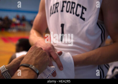 Grant Parker, All-Air vigueur avant, obtient son doigt enregistrée par spécialiste en conditionnement physique de la santé à l'All-Armed Milunas Anthony Tournoi de basket-ball des Forces canadiennes, Joint Base San Antonio-Lackland, Texas, novembre5, 2012. U.S. Air Force Armée américaine défait 88-86 dans leur premier match du tournoi. Le s.. Erik Cardenas)(1992) Banque D'Images