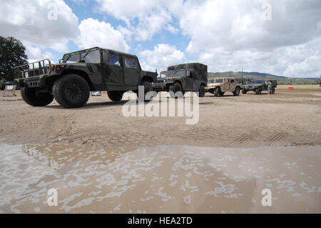 U.S. Military Humvees convoi vers la base d'opération avancée 8J, Fort Hunter Liggett, Californie, le 15 mai 2011, à l'appui de Global Medic 2011. Global Medic est un exercice de formation conjointe sur le terrain pour le théâtre et la masse du système d'évacuation aéromédicale composants médicaux conçus pour reproduire tous les aspects de la lutte contre le service médical de soutien. Warrior exercice permet aux unités participantes une occasion de répéter des manœuvres militaires et tactiques, telles que la sécurité, les opérations de convoi et réaction rapide exercices pendant les attaques ennemies simulées. Raymond A. Estes Senior Airman Banque D'Images