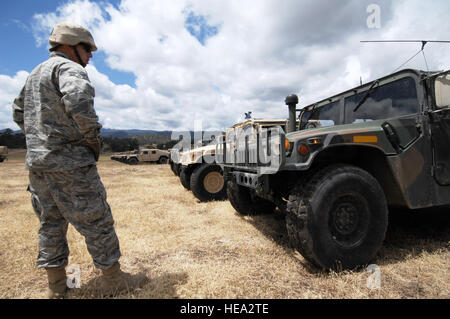 Les cadres supérieurs de l'US Air Force Airman Marc Chenail, 42e Escadron, Port Aérien Westover, Mass., inspecte les Humvees stationné à la base d'opérations avancée 8J, Fort Hunter Liggett, Californie, le 15 mai 2011, à l'appui de Global Medic 2011 Warrior 91 et 11-01. Global Medic est un exercice de formation conjointe sur le terrain pour le théâtre et la masse du système d'évacuation aéromédicale composants médicaux conçus pour reproduire tous les aspects de la lutte contre le service médical de soutien. Warrior exercice permet aux unités participantes une occasion de répéter des manœuvres militaires et tactiques, telles que la sécurité, les opérations de convoi et réaction rapide exercices pendant carte sim Banque D'Images