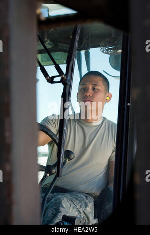 U.S. Air Force aviateur Senior Marieto Tabajonda, une antenne porter à partir de la 56e escadre aérienne, Port Mars Air Reserve Base, Californie, charge des palettes de fournitures médicales sur un C-130H Hercules au Nevada Air National Guard Base Reno le 13 juin 2012 au cours de 2012 Global Medic. Global Medic est un exercice annuel de formation conjointe sur le terrain pour le théâtre et la masse des systèmes d'évacuation aéromédicale composants médicaux conçus pour reproduire tous les aspects de la lutte contre le service médical de soutien. Tech. Le Sgt. Erica J. Knight Banque D'Images