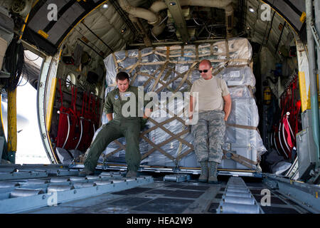 Les hauts de la Garde nationale américaine Airman Jon Turner, gauche, C-130H Hercules l'arrimeur du 192e Escadron de transport aérien, de la base de la Garde nationale aérienne du Nevada Reno, travaille pour charger une palette de l'offre médicale sur un C-130H avec le sergent de l'US Air Force. Alan Burton, une antenne porter à partir de la 67e Escadron, Port Aérien Hill AFB, Utah, à l'Aéroport International de Reno, le 13 juin 2012 au cours de 2012 Global Medic. Global Medic est un exercice annuel de formation conjointe sur le terrain pour le théâtre et la masse des systèmes d'évacuation aéromédicale composants médicaux conçus pour reproduire tous les aspects de la lutte contre le service médical de soutien. Tec Banque D'Images