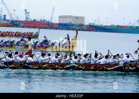 L'entreprise de construction Onaka (voile noir), les hommes (Shogun Kadena bateau jaune) et Okinawa City Fire Department (bateau vert) membres course pendant la course de bateaux-dragons de Naha dans la ville de Naha, Japon, Port, 5 mai 2013. C'était la 39e assemblée annuelle dragon boat race, une tradition d'Okinawa, à la fois d'une femmes ? ? ?s et les hommes ? ? ?s d'équipe de service actif, les civils et membre de la famille des volontaires. Le dragon boat race est aussi une partie de la Golden Week, qui est une collection de quatre différents Okinawaïens vacances célébrer dans les sept jours. Navigant de première classe Justin Veazie Banque D'Images