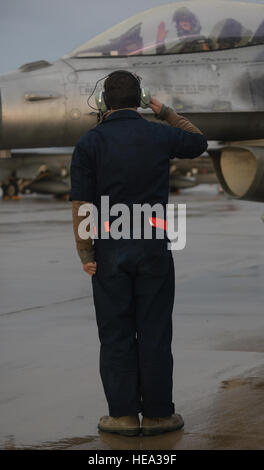 U.S. Air Force d'un membre de la 1re classe Wootres Glenn, un chef d'équipage affecté à la 52e Escadron de maintenance des aéronefs de la Force expéditionnaire du Canada, rend hommage à un pilote roulait un F-16 Fighting Falcon avions lors d'un déploiement d'entraînement au vol sur la piste à la baie de Souda, la Grèce, le 29 janvier 2015. Dix-huit F-16 à partir de la 52e Escadre de chasse à la base aérienne de Spangdahlem, en Allemagne, a participé à la formation au déploiement de vol Souda Bay 16 Janv.-fév. 13, 2015, entre les communautés et les forces de l'air américaine. Le s.. Joe W. McFadden Banque D'Images