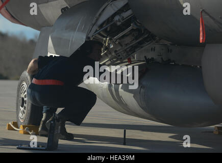 Une équipe dédiée de l'US Air Force chef affecté à la 52e Escadron de maintenance des aéronefs expéditionnaire inspecte le dessous de la U.S. Air Force F-16 Fighting Falcon d'avions de chasse de la Force expéditionnaire du 480e Escadron de chasse lors d'un déploiement d'entraînement au vol sur la piste à la baie de Souda, la Grèce, le 26 janvier 2015. Environ 300 militaires et 18 F-16s de la 52e Escadre de chasse à la base aérienne de Spangdahlem, en Allemagne, permettra d'appuyer pendant le DFT dans le cadre de forces de l'air américaine dans l'Afrique de l'avant les Forces Europe-Air prêt maintenant. Le s.. Joe W. McFadden Banque D'Images