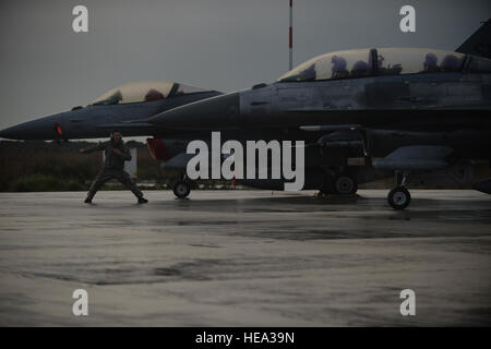 U.S. Air Force d'un membre de la 1re classe Zachary Jung, un adjoint Chef d'équipage affecté à la 52e Escadron de maintenance des aéronefs expéditionnaire, signale un F-16 Fighting Falcon avions affecté à la 480e Escadron de chasse expéditionnaire pour le départ de la piste lors d'un déploiement d'entraînement au vol à la baie de Souda, la Grèce, le 29 janvier. 2015. Jung, ainsi que 300 militaires de la Base Aérienne de Spangdahlem, en Allemagne, a participé à la formation de vol entre le déploiement des forces aériennes américaines et hellénique à la baie de Souda, janv. 16-Fév. 13, 2015. Le s.. Joe W. McFadden Banque D'Images