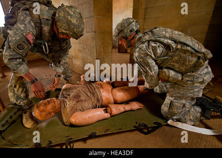 Le sergent de l'armée américaine. Justin Runyan et le Sgt. Robert Edwards, lutter contre les médecins affectés à Schofield Barracks Health Clinic, déplacer une victime simulée sur un sked avant de transporter jusqu'à un point de collecte de dommages pendant un scénario de combat dans le cadre de la régionale du Pacifique 2012 Commande médicale meilleur concours infirmier 30 août 2012, à Schofield Barracks, à Wahiawa, Hawaii. Le PRMC Meilleures Medic la concurrence est l'un des 72 heures d'essai physique et mentale des médecins de l'armée américaine le leadership, le travail d'équipe, les tactiques, les connaissances médicales et de guerrier des tâches. Les gagnants du concours PRMC passer à la concurrence pour l'ArmyÕs Meilleur M Banque D'Images