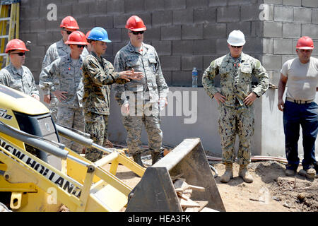 Corps des Marines des États-Unis 1er Lieutenant Robert Brown, un officier du génie de combat et du site de construction officier responsable avec le 271e Escadron de soutien de l'aile Marine, 2e escadre aérienne de la Marine, à partir de Marine Corps Air Station Cherry Point, N.C., et de Springboro, Ohio, autochtones, examine les progrès de la construction avec le U.S. Air Force Colonel James Sheedy, 474th Air Expeditionary Group et 612e groupe d'opérations de théâtre, commandant de la base aérienne Davis-Monthan Air Force Base, en Arizona, au cours d'une visite à l'école primaire de Gabriela Mistral site de construction en Ocotes Alto, le Honduras, le 10 juin 2015. Sheedy, Detroit, Michigan, a rendu visite à l'H Banque D'Images