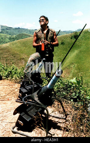 Un U.S. Marine se prépare à lancer RTM-18A Smokey Sam de missiles anti-aériens simulés à l'approche d'avions de guerre électronique de la Vallée-de-Corbeau Gamme tactique pendant l'exercice Cope Thunder '84-7. Banque D'Images