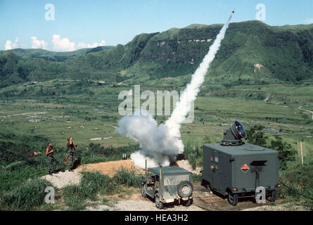 US Marines lancer un RTM-18A Smokey Sam missile anti-aérien simulé à l'approche d'un avion de guerre électronique de la Vallée-de-Corbeau Gamme tactique pendant l'exercice COPE THUNDER '84-7. Dans l'avant-plan est une unité radar portatif et un M151 véhicule léger. Banque D'Images