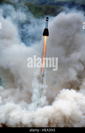 Un RTM-18A Smokey Sam missile anti-aérien simulé est lancé à l'approche d'un avion de guerre électronique de la Vallée-de-Corbeau Gamme tactique pendant l'exercice COPE THUNDER '84-7. Banque D'Images