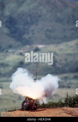 Un RTM-18A Smokey Sam missile anti-aérien simulé est lancé à l'approche d'un avion de guerre électronique de la Vallée-de-Corbeau Gamme tactique pendant l'exercice COPE THUNDER '84-7. Banque D'Images