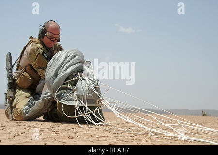 (090520-F-3682S-300) GRAND BARA, Djibouti (20 mai 2009) Le sergent-chef de l'US Air Force. Derek Docter, un pararescueman du 82e Escadron de sauvetage expéditionnaire (QRE) packs son parachute après l'atterrissage dans le désert au cours d'un exercice conjoint victime de masse près du Camp Lemonier. Les Anges gardiens de la 82e a travaillé aux côtés des Marines (la 13e Marine Expeditionary Unit (MEU) pour récupérer le personnel isolé simulé dans un environnement austère. Le s.. Joseph L. Swafford Jr. Banque D'Images