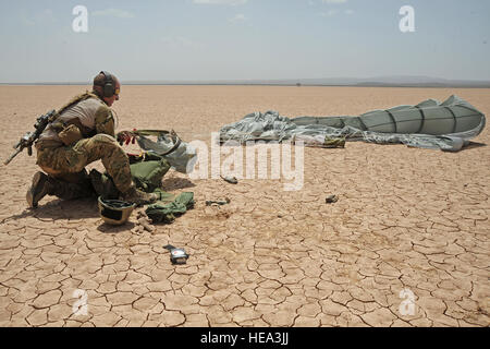 (090520-F-3682S-283) GRAND BARA, Djibouti (20 mai 2009) Le sergent-chef de l'US Air Force. Derek Docter, un pararescueman du 82e Escadron de sauvetage expéditionnaire (QRE) packs son parachute après l'atterrissage dans le désert au cours d'un exercice conjoint victime de masse près du Camp Lemonier. Les Anges gardiens de la 82e a travaillé aux côtés des Marines (la 13e Marine Expeditionary Unit (MEU) pour récupérer le personnel isolé simulé dans un environnement austère. Le s.. Joseph L. Swafford Jr. Banque D'Images