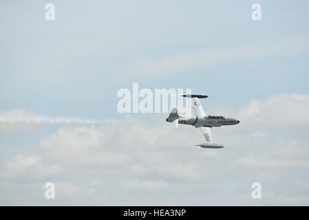 Gulf Coast Salute 2015 Open House et Air Show, organisé par 325e Escadre de chasse, a accueilli plus de 24 artistes aériennes avec plus d'une douzaine d'expositions statiques, et était situé sur la côte du golfe du Mexique, à côté de la ville de Panama, du 11 au 12 avril. Le sergent-chef. Kurt Skoglund Banque D'Images