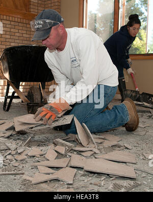 Le Major de l'US Air Force Darrel Johnson, premier plan, le directeur de poste de commandement avec le 90e Escadre de missiles, et les cadres supérieurs d'un membre Julielyn Lew, avec le 90e Escadron de contrôleur, déposer une tuile de accueil de Longmont, Colorado, 21 septembre 2013. Aviateurs affectés à F.E. Warren Air Force Base a aidé au nettoyage après l'inondation. Le Colorado et le Wyoming des unités de la Garde nationale ont été également activé pour assurer l'aide aux personnes touchées par des inondations massives le long du Colorado Front Range. R.J. Oriez Banque D'Images