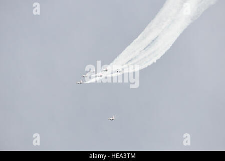 Gulf Coast Salute 2015 Open House et Air Show, organisé par 325e Escadre de chasse, a accueilli plus de 24 artistes aériennes avec plus d'une douzaine d'expositions statiques, et était situé sur la côte du golfe du Mexique, à côté de la ville de Panama, du 11 au 12 avril. Le sergent-chef. Kurt Skoglund Banque D'Images