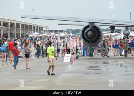 Gulf Coast Salute 2015 Open House et Air Show, organisé par 325e Escadre de chasse, a accueilli plus de 24 artistes aériennes avec plus d'une douzaine d'expositions statiques, et était situé sur la côte du golfe du Mexique, à côté de la ville de Panama, du 11 au 12 avril. Le sergent-chef. Kurt Skoglund Banque D'Images