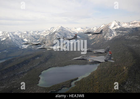 Plus de NEW YORK - un six-navires formation de F-15C Eagle et F-15E Strike Eagles fly plus de droits Photographie de New York le 13 octobre. Le sergent-chef. Kevin J. Gruenwald) Banque D'Images