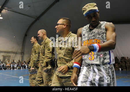 'Firefly' Fisher tente d'utiliser la police militaire de l'armée américaine comme camouflage pour 'embuscade' fellow Globetrotter avec de l'eau. La visite a été la première pour l'Globetrotters en Afghanistan, ce qui en fait le 121e pays et territoire, l'équipe a visité. Le sergent-chef. Jun Kim) Banque D'Images